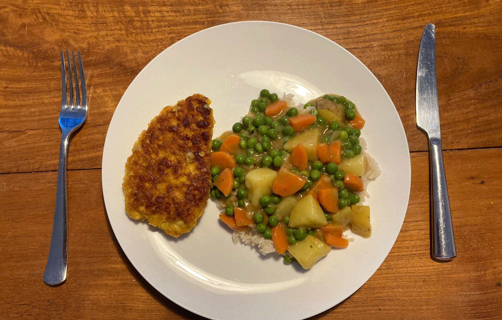 katsu curry met rijst en schnitzel op een bord